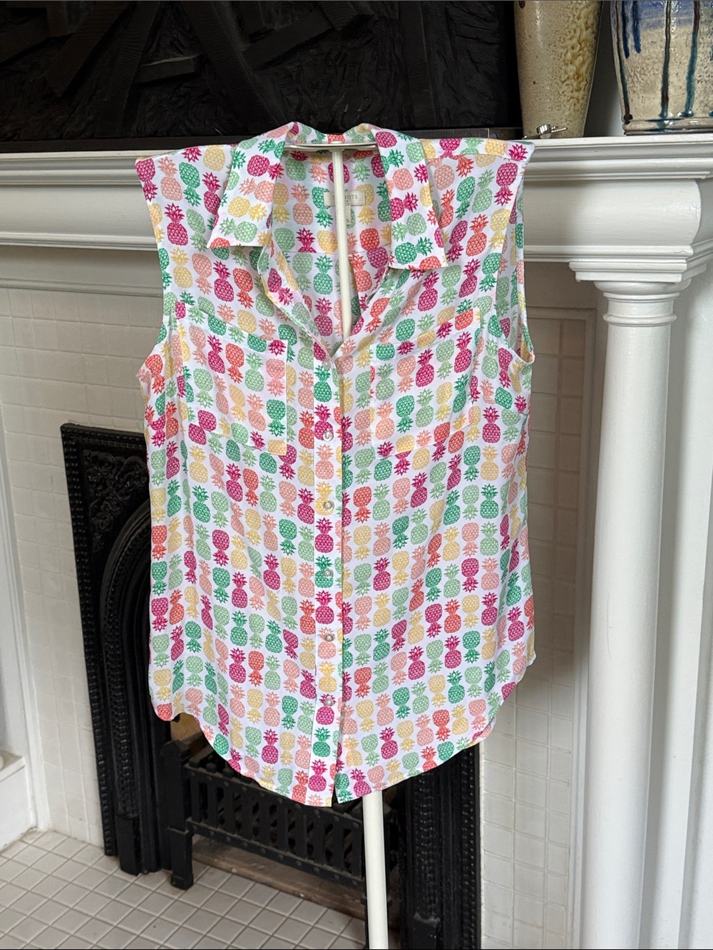 Talbots Sleeveless Pineapple Print Button-Front blouse - never worn